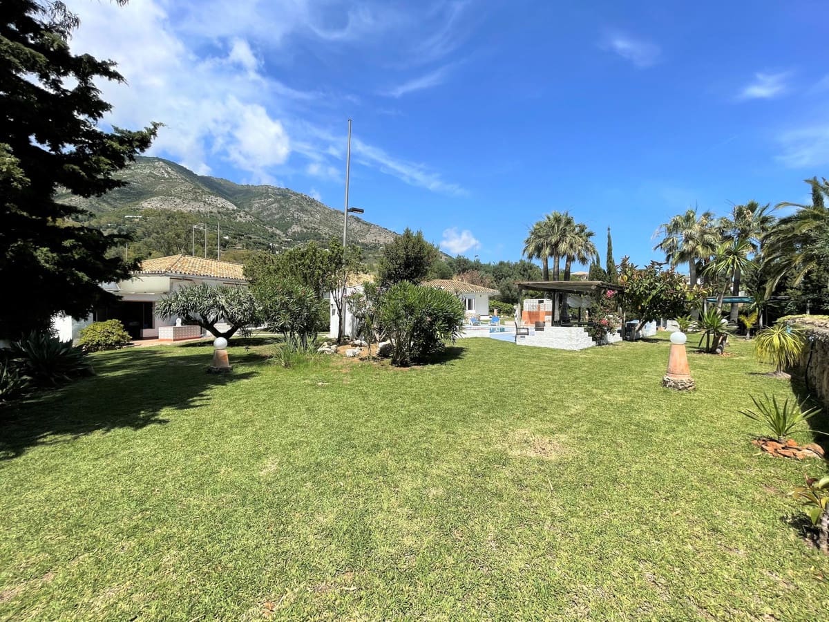 7 sovrum Villa till salu i Mijas med pool garage - 1 600 000 € (Ref: 9801401)