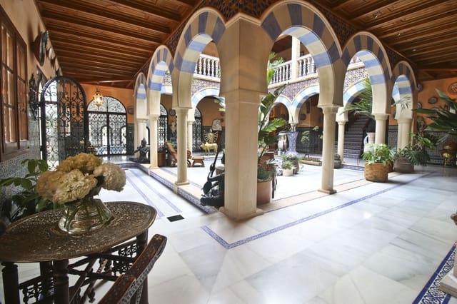 5 soverom Villa til salgs i Villamartin, Orihuela med svømmebasseng garasje - € 3 200 000 (Ref: 9801402)