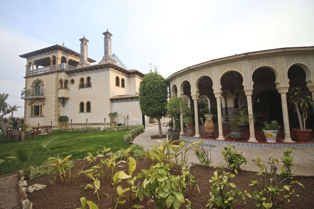 5 soverom Villa til salgs i Villamartin med svømmebasseng garasje - € 3 200 000 (Ref: 9801402)