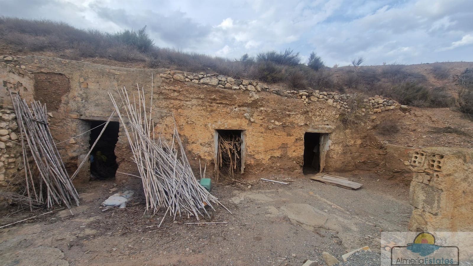 4 bedroom Villa for sale in Albox - € 59,000 (Ref: 8628390)