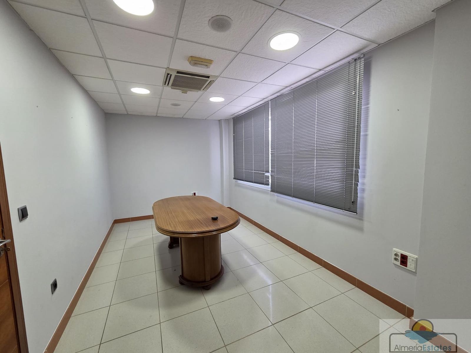 8 sypialnia Komercyjne do wynajęcia w Albox - 900 € (Ref: 9175899)