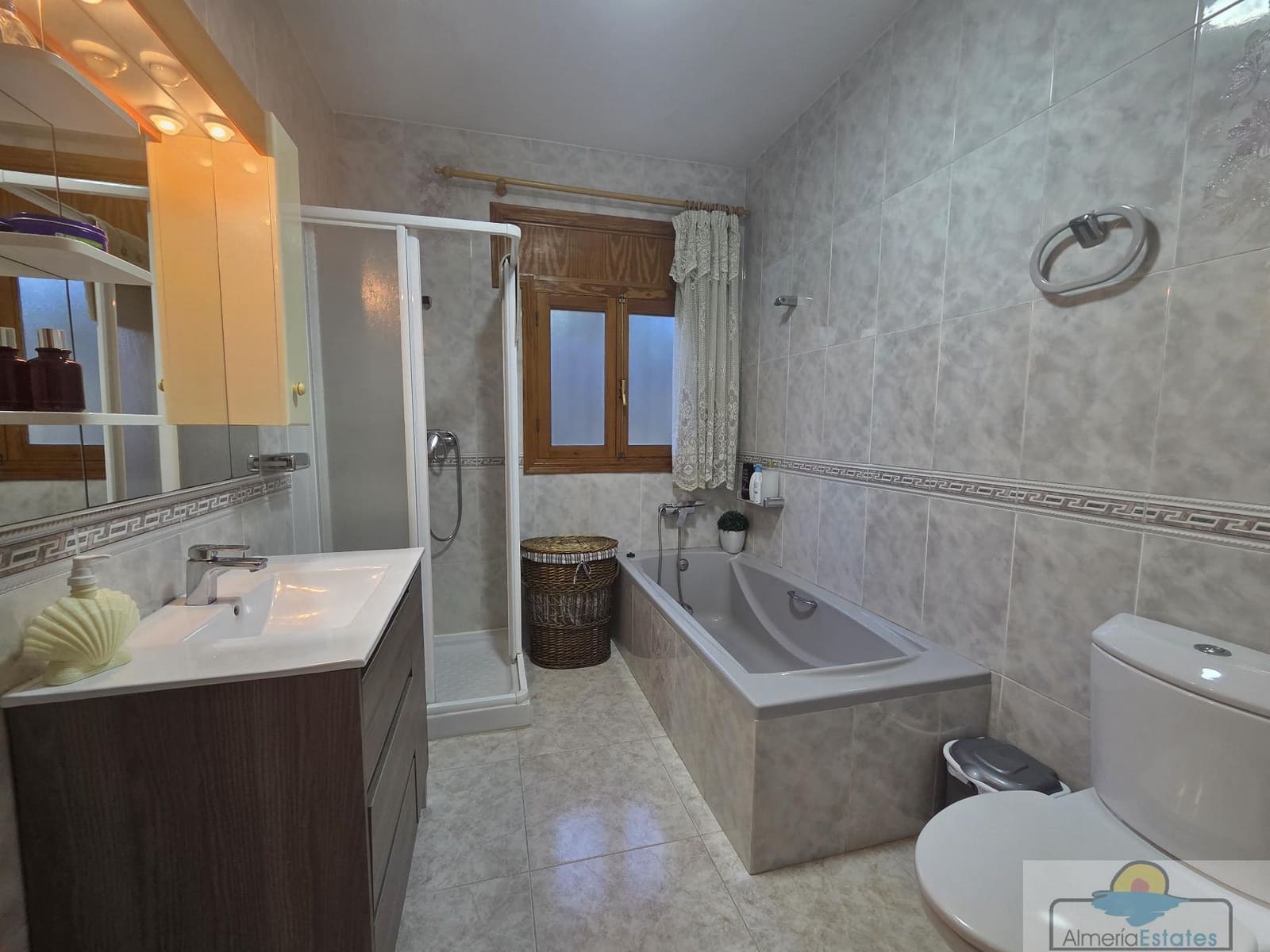 7 makuuhuone Huvila myytävänä paikassa Albox mukana 
autotalli - 449 000 € (Ref: 9764871)