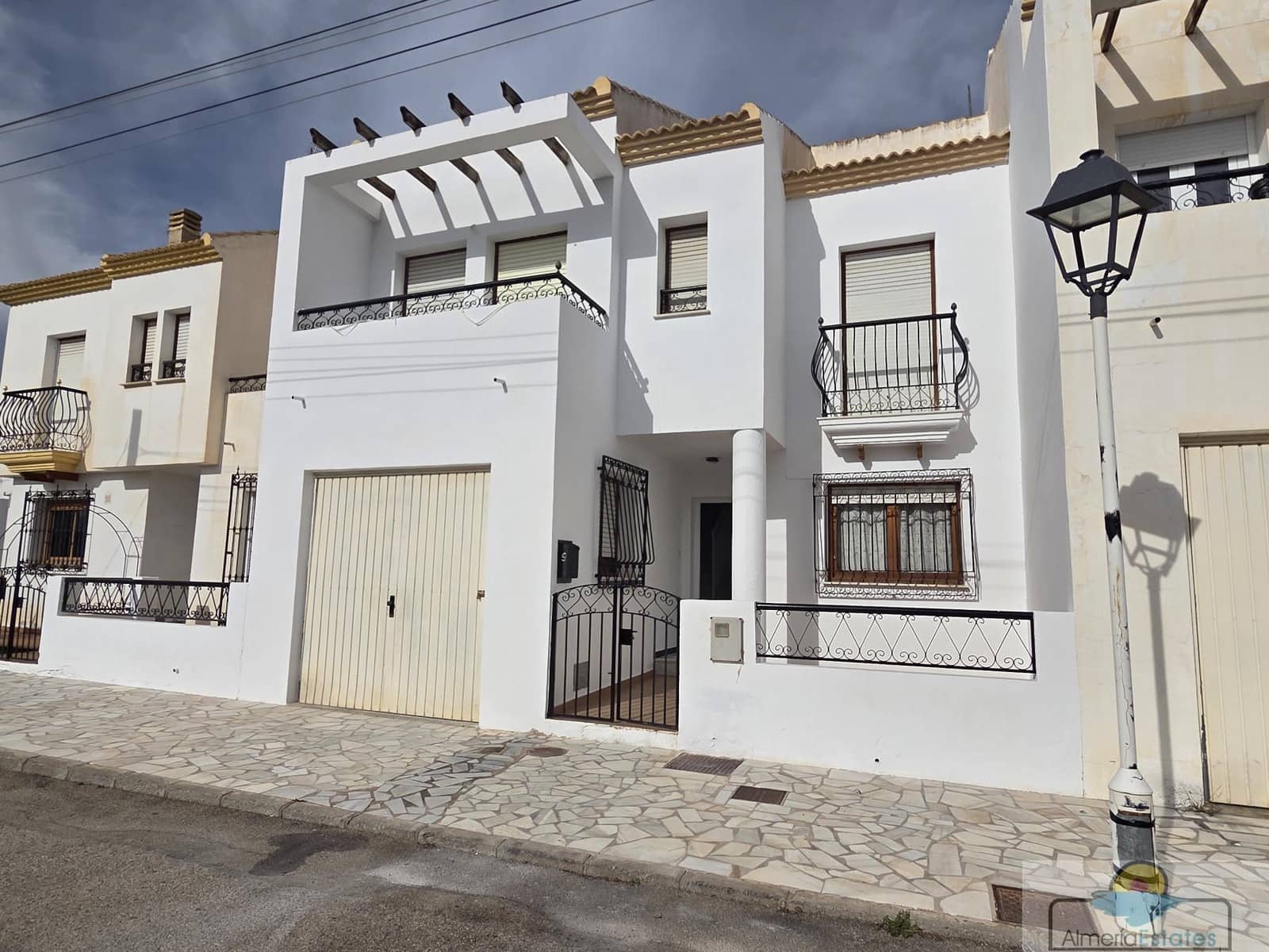 4 bedroom Townhouse for rent in Arboleas with garage - € 550 (Ref: 9764874)