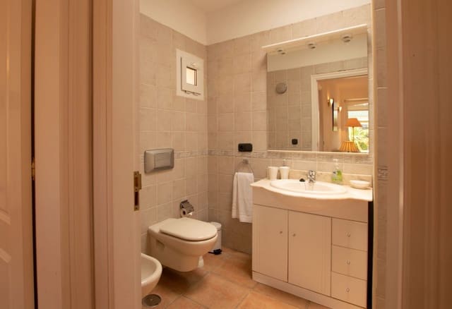 Bungalow de 2 habitaciones en La Caleta Adeje, Adeje en alquiler vacacional con piscina garaje - 1.075 € (Ref: 6965324)