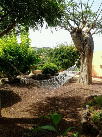 Bungalow de 2 habitaciones en La Caleta Adeje, Adeje en alquiler vacacional con piscina garaje - 1.075 € (Ref: 6965324)