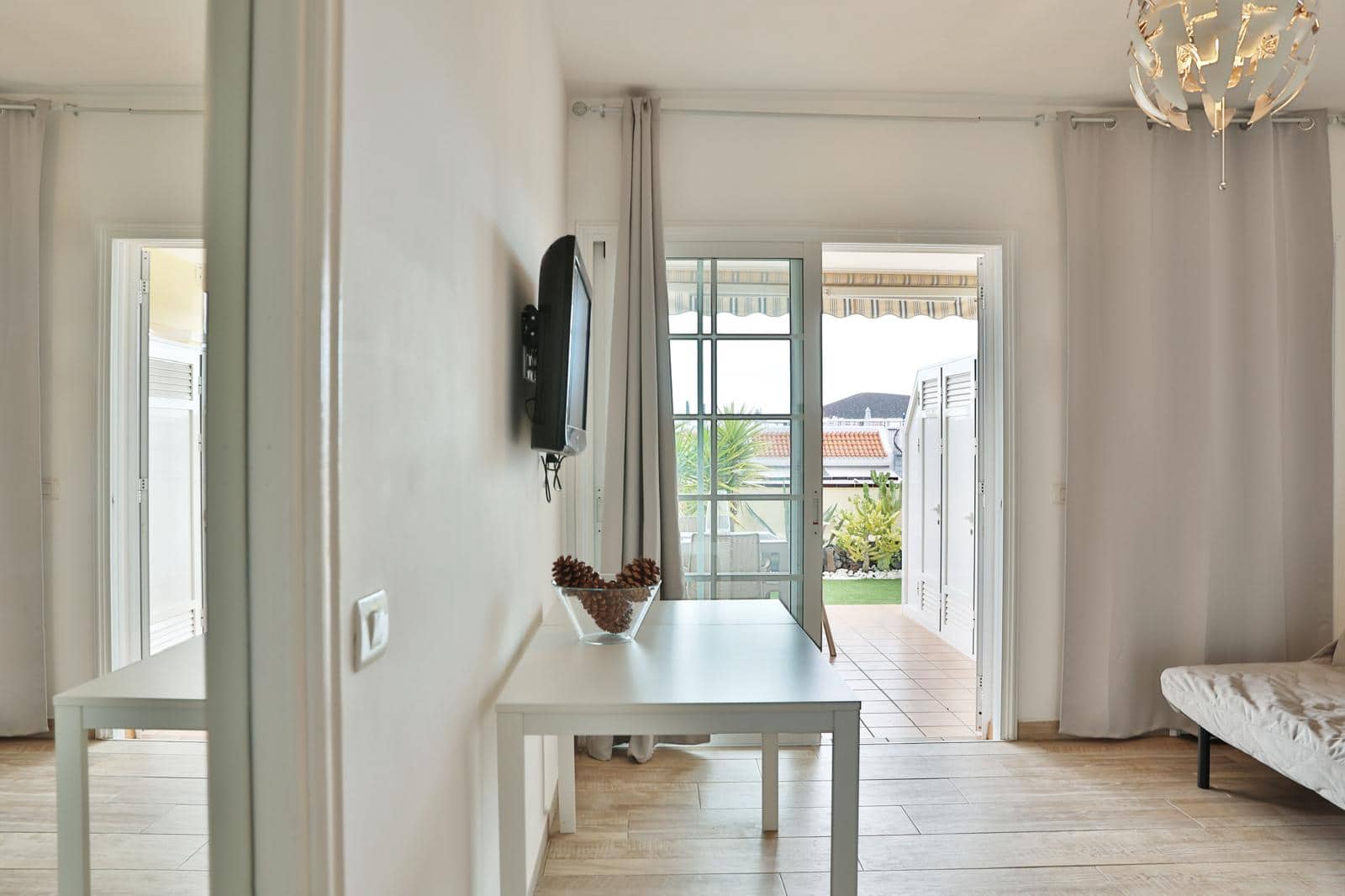 2 bedroom Apartment for rent in Los Cristianos with pool garage - € 1,600 (Ref: 9603565)