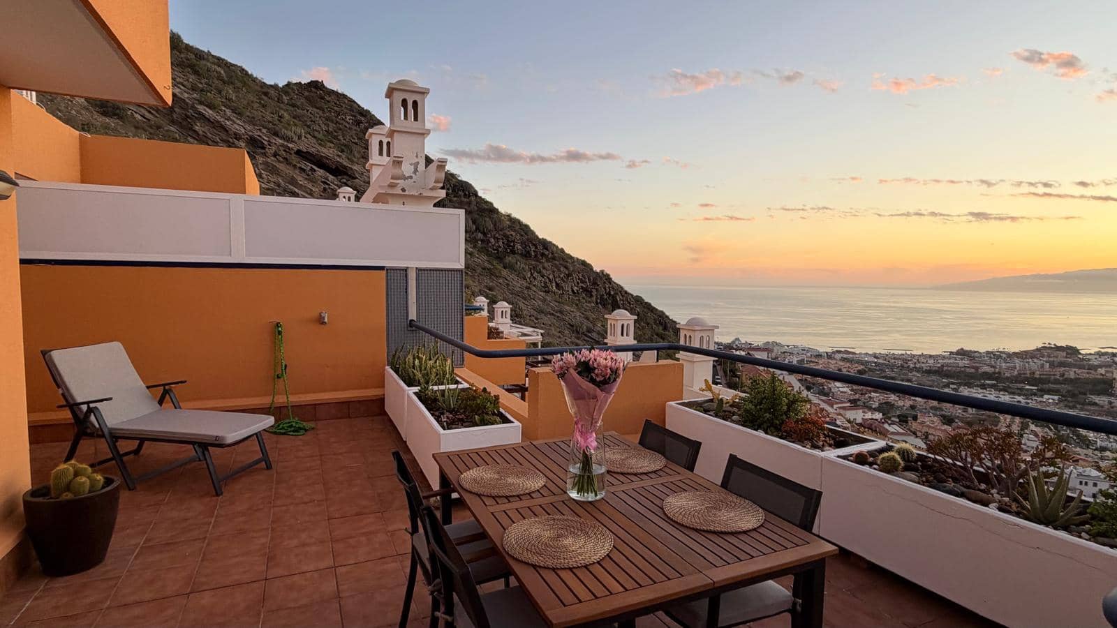 2 bedroom Penthouse for rent in Costa Adeje with pool garage - € 1,590 (Ref: 9858981)