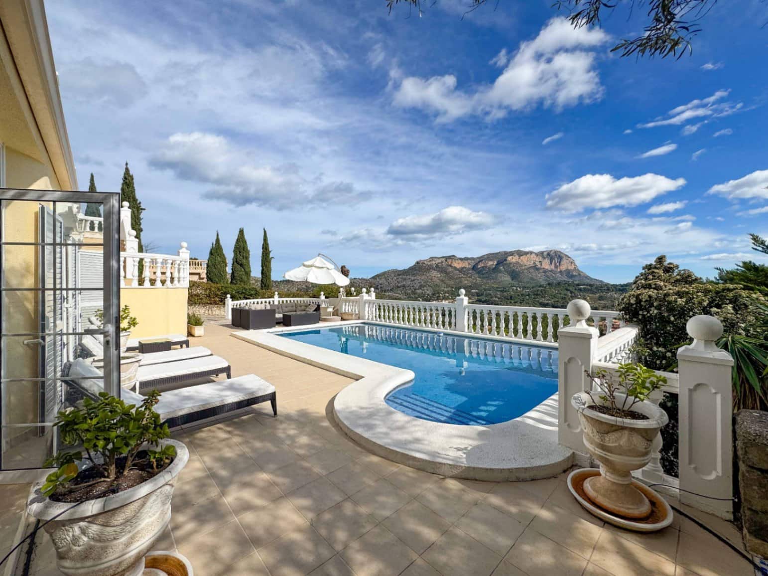 6 sovrum Villa till salu i La Sella med pool garage - 2 100 000 € (Ref: 9904735)
