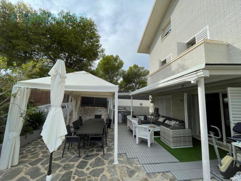 7 bedroom Villa for sale in Sitges - € 1,400,000 (Ref: 7270616)