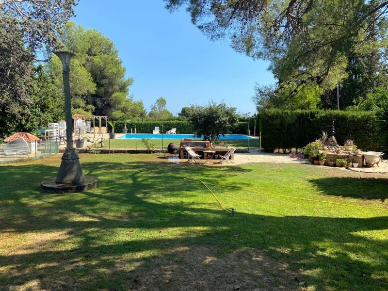 Maalaistalo myytävänä paikassa Llorenc del Penedes mukana 
autotalli - 2 700 000 € (Ref: 9957606)