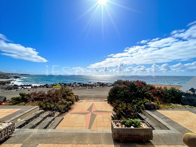 2 bedroom Villa for sale in Los Cocoteros, Teguise with garage - € 1,150,000 (Ref: 10132758)