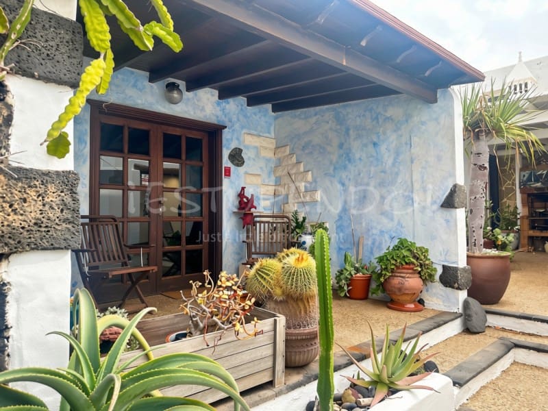 2 bedroom Villa for sale in Los Cocoteros with garage - € 1,150,000 (Ref: 10132758)