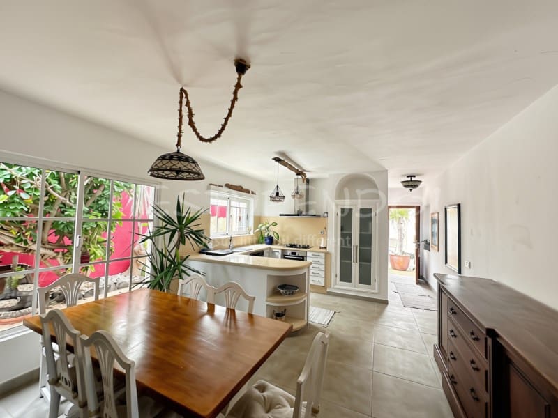 2 bedroom Villa for sale in Los Cocoteros with garage - € 1,150,000 (Ref: 10132758)