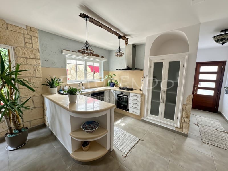 2 bedroom Villa for sale in Los Cocoteros with garage - € 1,150,000 (Ref: 10132758)