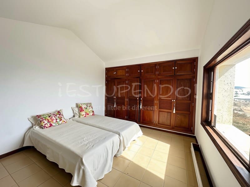 2 bedroom Villa for sale in Los Cocoteros with garage - € 1,150,000 (Ref: 10132758)