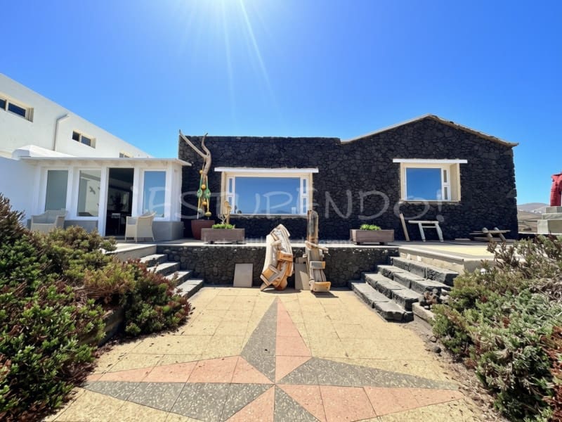 2 bedroom Villa for sale in Los Cocoteros with garage - € 1,150,000 (Ref: 10132758)