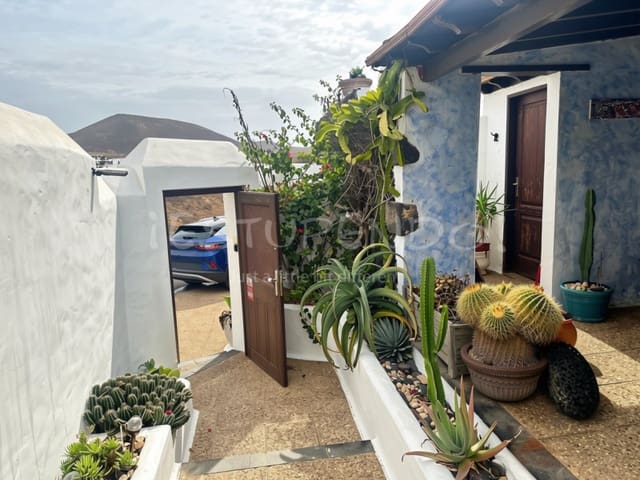 2 bedroom Villa for sale in Los Cocoteros, Teguise with garage - € 1,150,000 (Ref: 10132758)