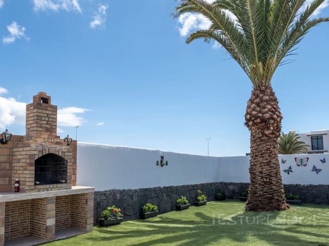 4 bedroom Villa for sale in Playa Blanca, Yaiza - € 485,000 (Ref: 8348083)