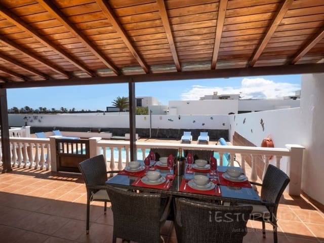 4 bedroom Villa for sale in Playa Blanca, Yaiza - € 485,000 (Ref: 8348083)