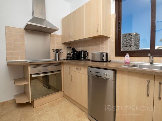 4 bedroom Villa for sale in Playa Blanca, Yaiza - € 485,000 (Ref: 8348083)