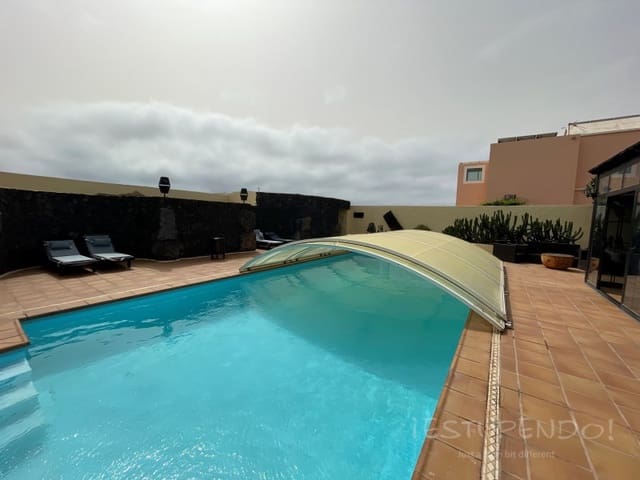 4 soverom Villa til salgs i Costa Teguise, Teguise med garasje - € 895 000 (Ref: 8498985)