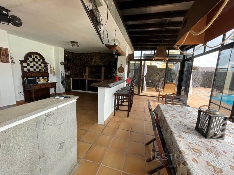 4 chambre Villa/Maison à vendre à Costa Teguise avec garage - 895 000 € (Ref: 8498985)