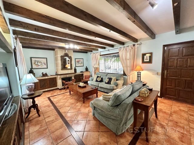 4 soverom Villa til salgs i Costa Teguise, Teguise med garasje - € 895 000 (Ref: 8498985)