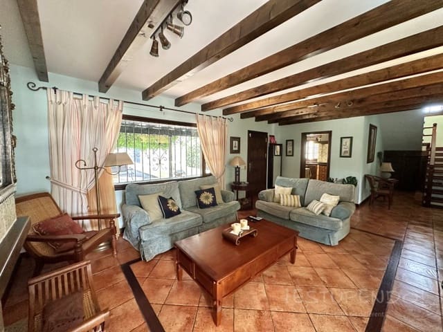 4 soverom Villa til salgs i Costa Teguise, Teguise med garasje - € 895 000 (Ref: 8498985)