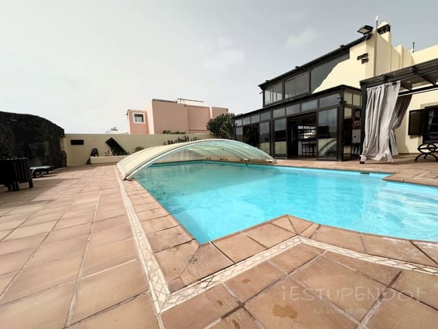 4 bedroom Villa for sale in Costa Teguise, Teguise with garage - € 895,000 (Ref: 8498985)