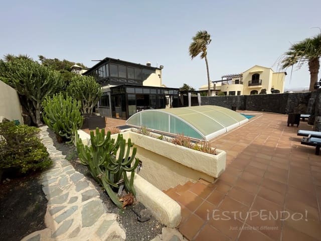 4 bedroom Villa for sale in Costa Teguise, Teguise with garage - € 895,000 (Ref: 8498985)