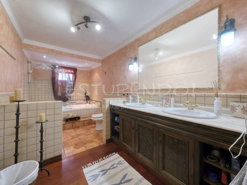 4 bedroom Villa for sale in Costa Teguise with garage - € 895,000 (Ref: 8498985)