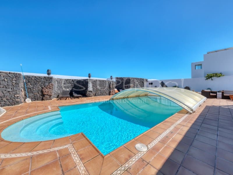 4 bedroom Villa for sale in Costa Teguise with garage - € 895,000 (Ref: 8498985)