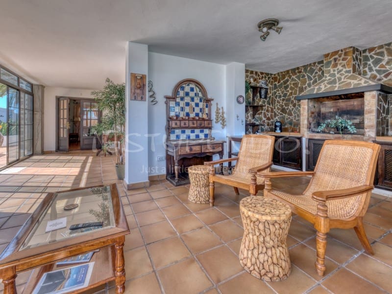 4 bedroom Villa for sale in Costa Teguise with garage - € 895,000 (Ref: 8498985)