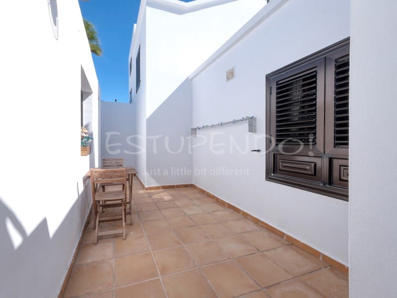 4 bedroom Villa for sale in Costa Teguise with garage - € 895,000 (Ref: 8498985)