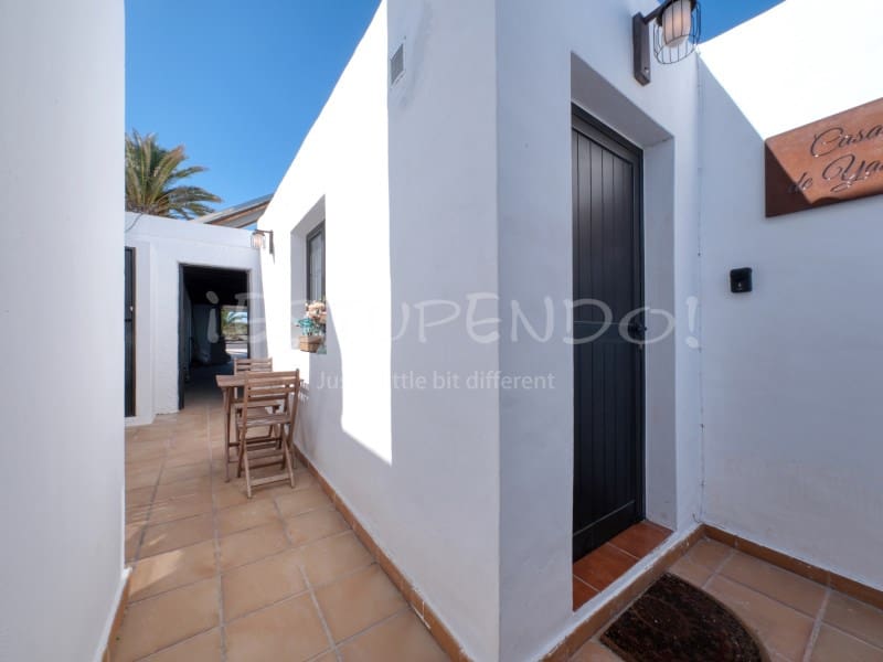 4 bedroom Villa for sale in Costa Teguise with garage - € 895,000 (Ref: 8498985)