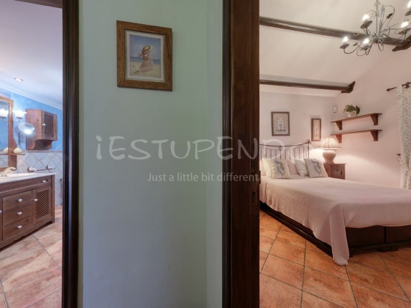 4 bedroom Villa for sale in Costa Teguise with garage - € 895,000 (Ref: 8498985)