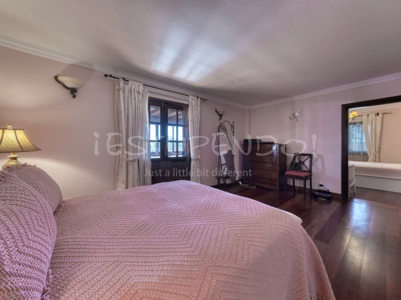 4 bedroom Villa for sale in Costa Teguise with garage - € 895,000 (Ref: 8498985)