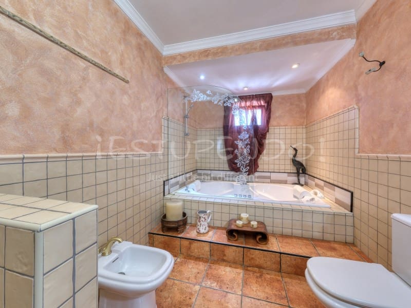 4 bedroom Villa for sale in Costa Teguise with garage - € 895,000 (Ref: 8498985)