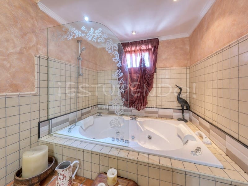 4 bedroom Villa for sale in Costa Teguise with garage - € 895,000 (Ref: 8498985)