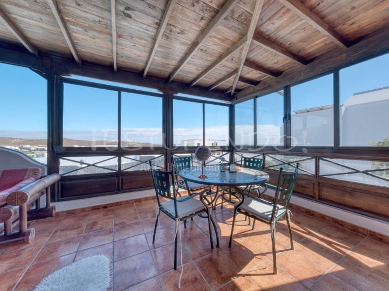 4 bedroom Villa for sale in Costa Teguise with garage - € 895,000 (Ref: 8498985)