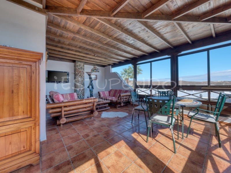 4 bedroom Villa for sale in Costa Teguise with garage - € 895,000 (Ref: 8498985)