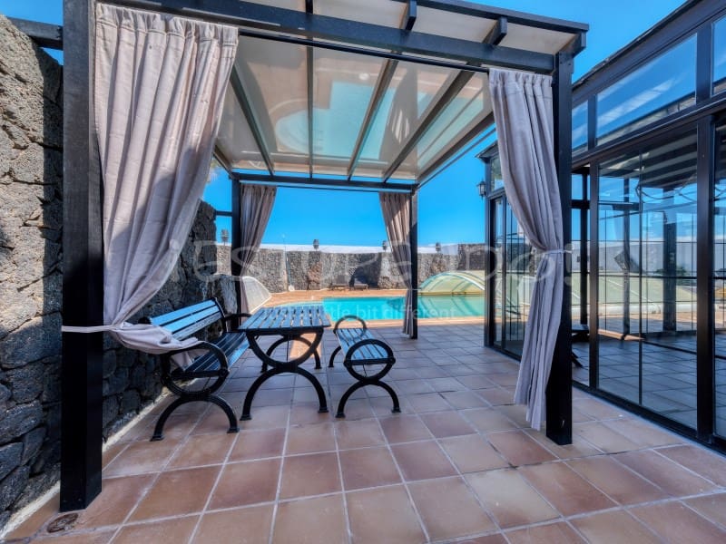 4 bedroom Villa for sale in Costa Teguise with garage - € 895,000 (Ref: 8498985)