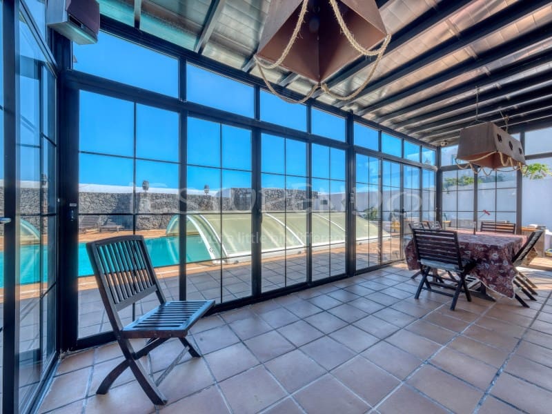 4 bedroom Villa for sale in Costa Teguise with garage - € 895,000 (Ref: 8498985)