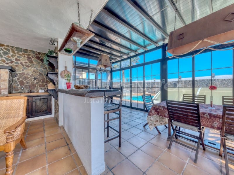 4 bedroom Villa for sale in Costa Teguise with garage - € 895,000 (Ref: 8498985)