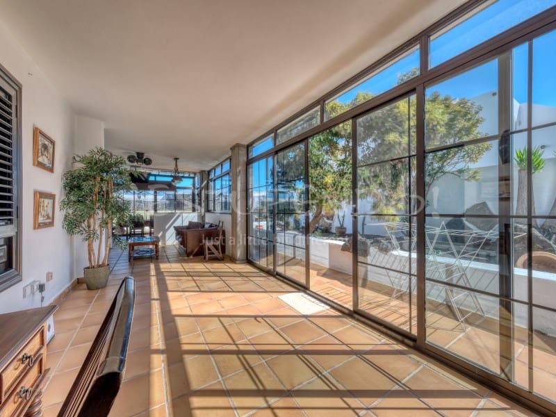 4 bedroom Villa for sale in Costa Teguise with garage - € 895,000 (Ref: 8498985)