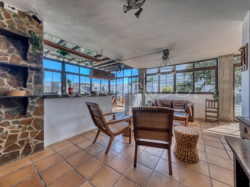 4 bedroom Villa for sale in Costa Teguise with garage - € 895,000 (Ref: 8498985)