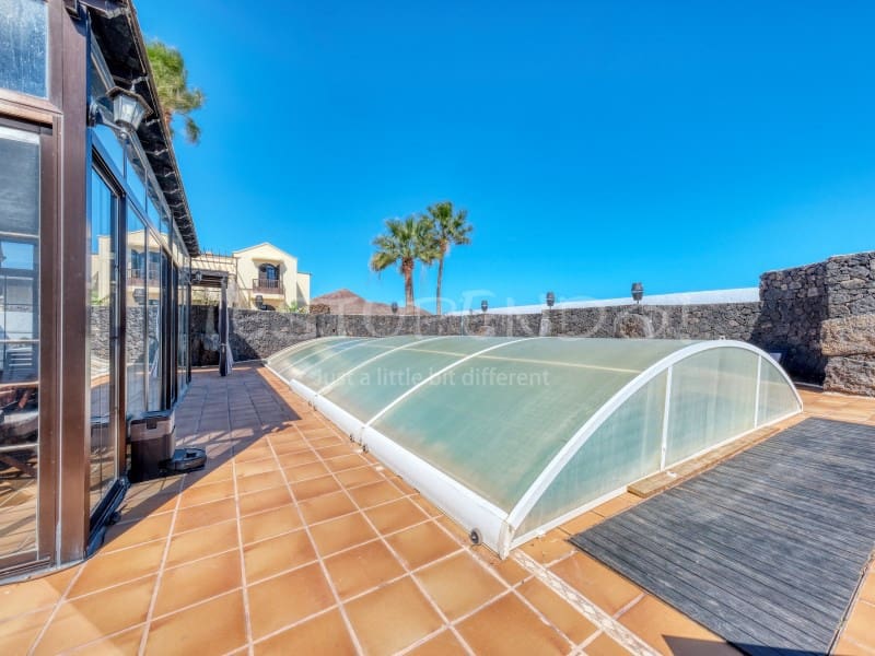 4 bedroom Villa for sale in Costa Teguise with garage - € 895,000 (Ref: 8498985)