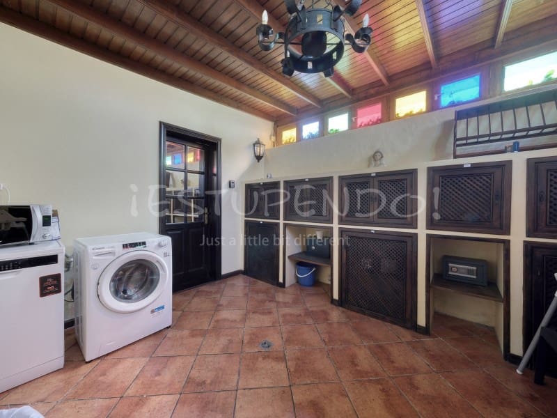 4 bedroom Villa for sale in Costa Teguise with garage - € 895,000 (Ref: 8498985)