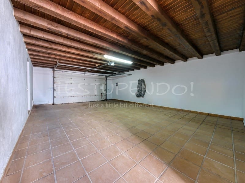 4 bedroom Villa for sale in Costa Teguise with garage - € 895,000 (Ref: 8498985)