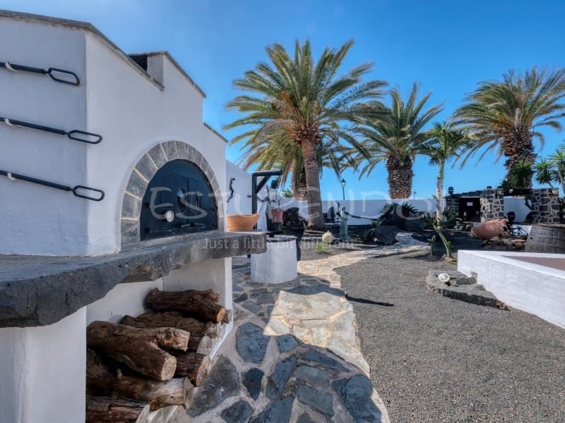 4 bedroom Villa for sale in Costa Teguise with garage - € 895,000 (Ref: 8498985)